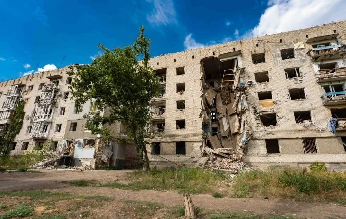 Зруйнована п’ятиповерхівка в Запоріжжі з обваленими двома поверхами після удару російськими КАБами, є загиблі
