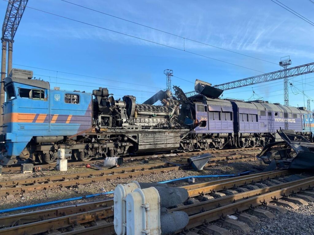 Пошкоджений локомотив вантажного поїзда після удару дрона на Дніпропетровщині