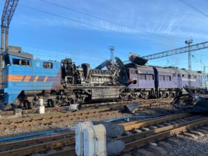 Повреждённый локомотив грузового поезда после удара дрона на Днепропетровщине