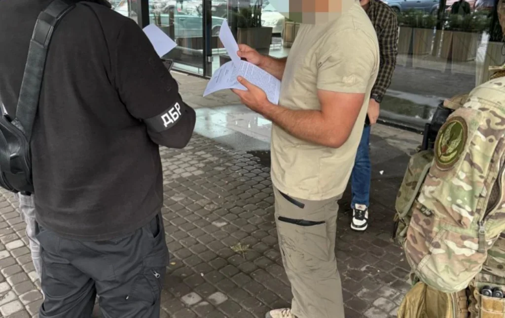 Співробітники ДБР з документами під час затримання військового зі Скелі