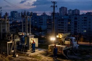 Робітники «Севастопольэнерго» ремонтують електромережі Севастополя вночі