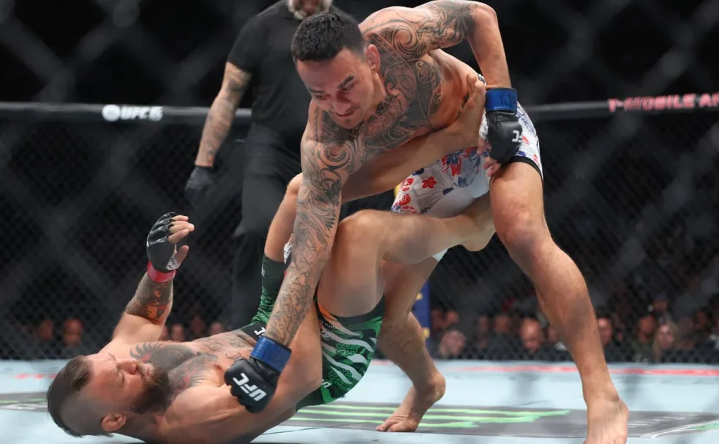 Макс Голловей контролює Конора Макгрегора на канвасі під час UFC 329