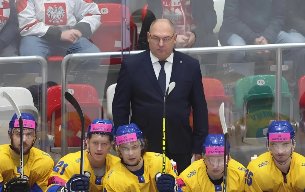 Тренер збірної України на лаві запасних під час матчу чемпіонату світу