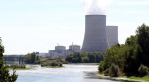 Ядерная электростанция с градирнями у реки во Франции из-за жары