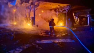 Рятувальники гасять пожежу на зруйнованій АЗС після удару вночі