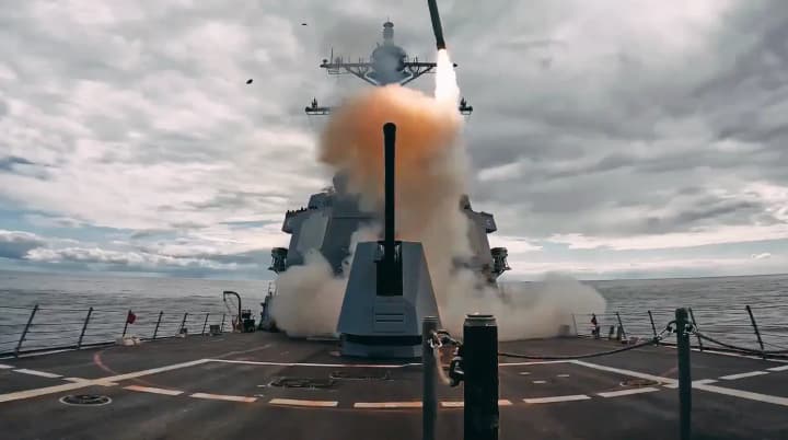 Корабль ВМС США запускает ракету в рамках ударов по Ирану в Ормузском проливе