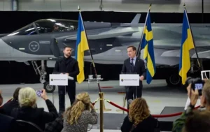 Кір Стармер та Володимир Зеленський оголошують про літаки для України на тлі винищувача