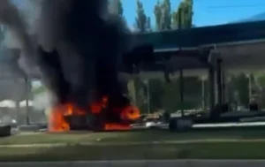 Палаюча автозаправна станція з чорним димом після обстрілу в Сумщині