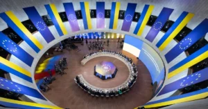 Зал ЕС в Брюсселе с флагами Украины во время Супервторника по вступлению