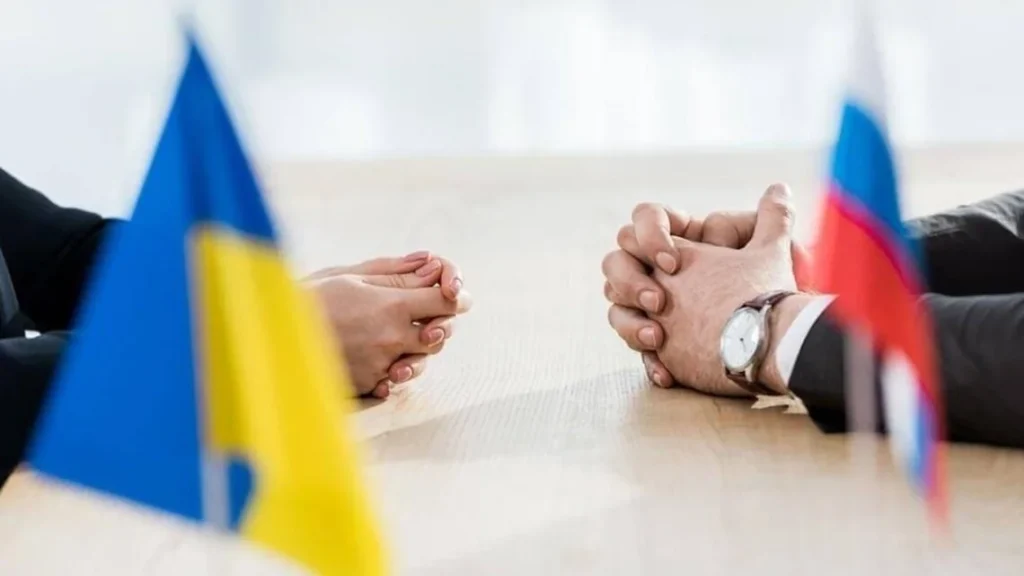 Рукопожатие представителей Украины и России на переговорах о мире с Путиным