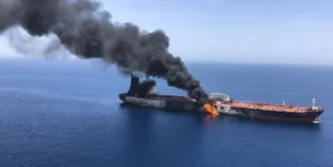 Палаючий російський танкер у Чорному морі з густим димом після удару Сил оборони України