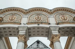 Советские символы серпа и молота на фасаде ВДНХ в Киеве