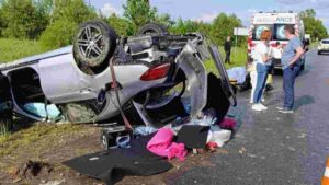 Перевернутый автомобиль на месте ДТП, в котором погиб экс-футболист Ману