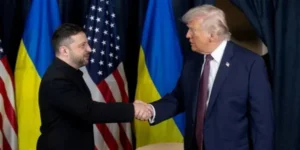 Дональд Трамп и Владимир Зеленский пожимают руки на встрече