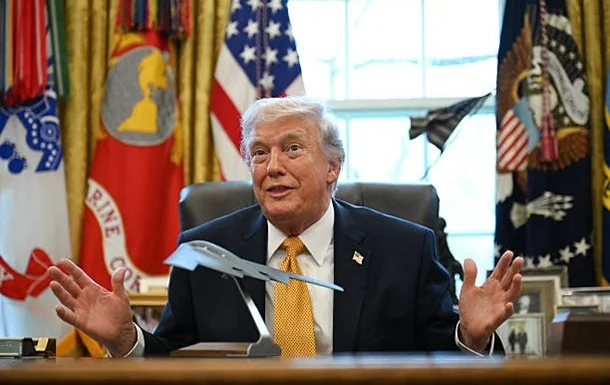 Дональд Трамп в Овальном кабинете с моделью дрона во время совещания по ударам по Ирану