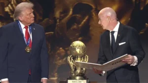 Дональд Трамп и Джанни Инфантино возле кубка чемпионата мира FIFA