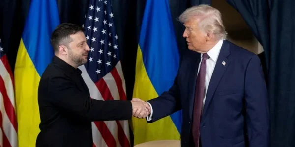 Дональд Трамп і Володимир Зеленський тиснуть руки на зустрічі
