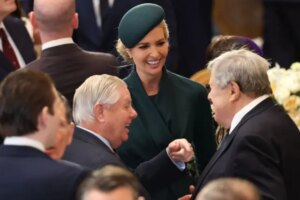 Дарлін Грем розмовляє з двома сенаторами на церемонії вшанування брата