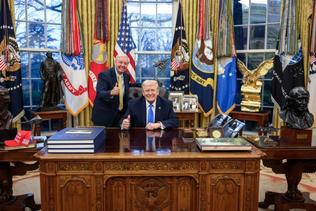 Дональд Трамп и сенатор Линдси Грэм в Овальном кабинете