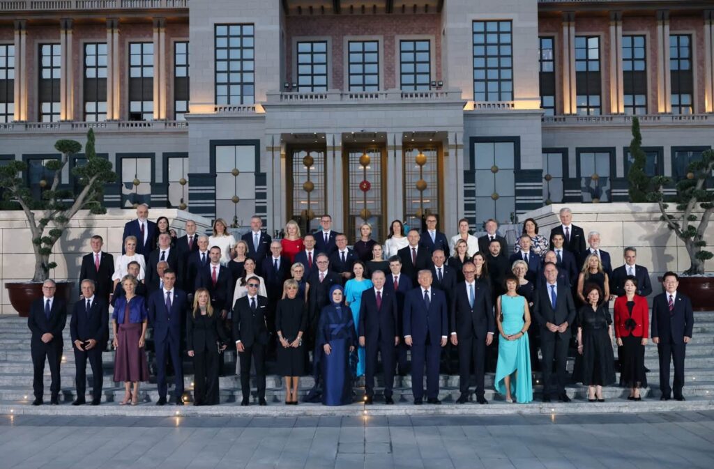 Лидеры стран НАТО на саммите в Анкаре перед президентским дворцом