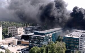 Пожежа на 800 кв. м у нежитловому приміщенні на вулиці Некрасова в Подільському районі Києва з густим чорним димом над будівлями