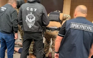 Сотрудники СБУ и прокуратуры задерживают нападающих на ТЦК во Львове
