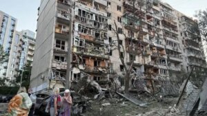 Разрушенный многоквартирный дом в Киевской области после удара РФ