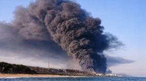 Черный дым над Азовским морем после удара дронов по флоту РФ