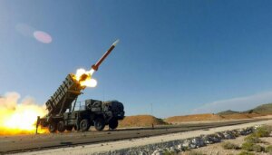 Пускова установка Patriot запускає ракету-перехоплювач у пустелі