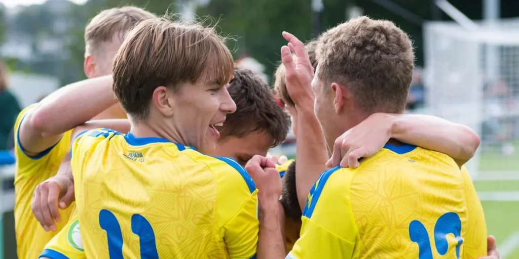 Гравці збірної України U-19 святкують перемогу над Італією на Євро-2026