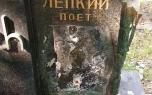 Пошкоджений барельєф на могилі Богдана Лепкого в Кракові після вандалізму
