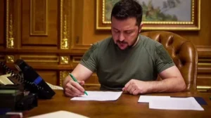 Президент Зеленский подписывает законопроекты о продлении военного положения