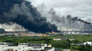 Густой черный дым от пожара на заводе в Вишневом