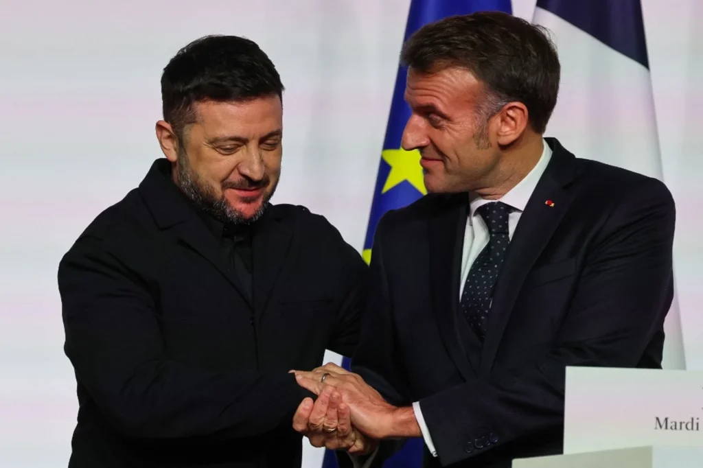 Зеленський і Макрон тиснуть руки під час переговорів про тиск на Росію