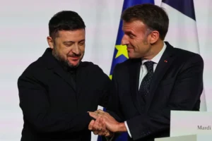 Зеленський і Макрон тиснуть руки під час переговорів про тиск на Росію