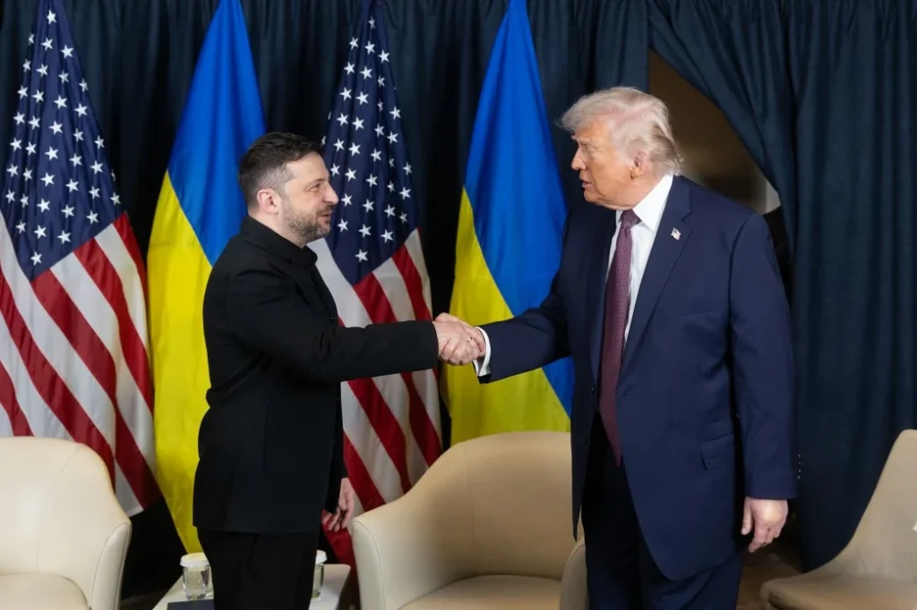 Зеленський і Трамп тиснуть руки під час привітання з Днем незалежності США