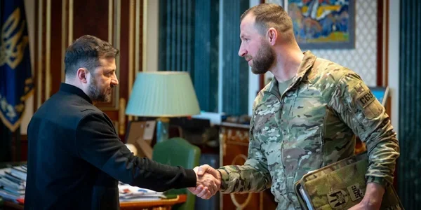 Зеленський тисне руку генералу Хмарі після призначення міністром оборони
