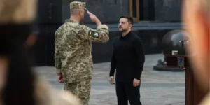 Президент Зеленський приймає салют від українського воїна під час зустрічі