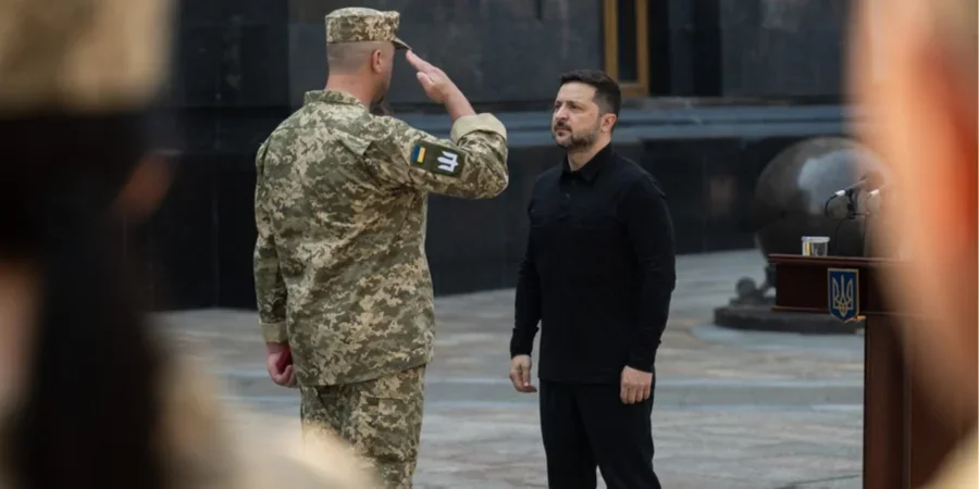 Президент Зеленський приймає салют від українського воїна під час зустрічі