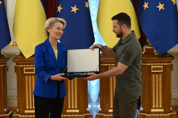 Зеленский вручает фон дер Ляйен Орден Европы на церемонии награждения