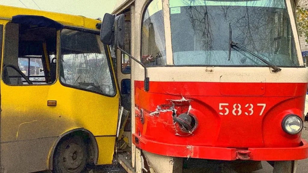 Пошкоджені автобуси та тролейбуси Києва після атаки РФ 11 липня