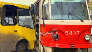 Пошкоджені автобуси та тролейбуси Києва після атаки РФ 11 липня