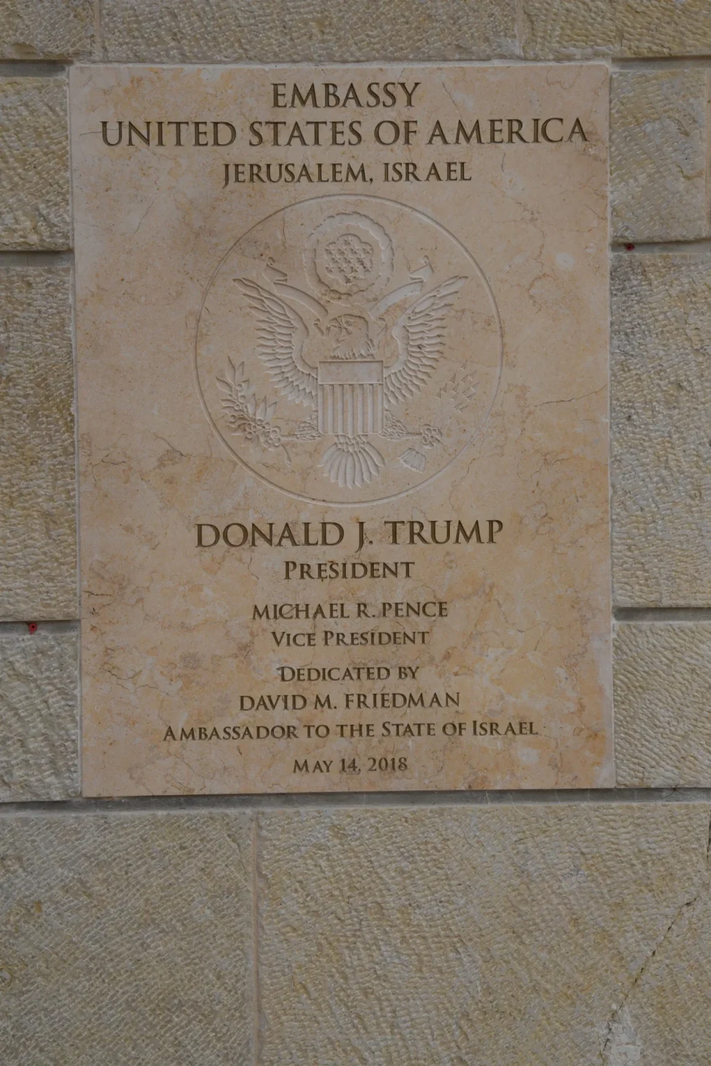 Памятна табличка посольства США в Єрусалимі з печаткою та іменами Трампа