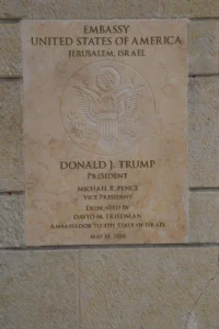 Памятна табличка посольства США в Єрусалимі з печаткою та іменами Трампа